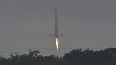 يهبط أحد التعزيزات ذات الوجهين مع إطلاق صاروخ SpaceX Falcon Heavy في مهمته مع حمولة سرية لقوة الفضاء الأمريكية في كيب كانافيرال ، فلوريدا ، الولايات المتحدة الأمريكية في 1 نوفمبر 2022.  تصوير: ستيف نيسيوس - رويترز